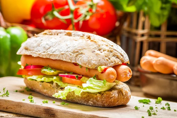 Fechar-se de cachorro quente caseiro com um monte de legumes — Fotografia de Stock