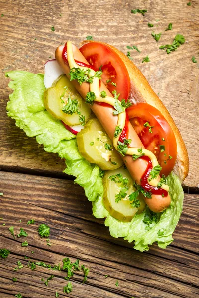 Primo piano di hot dog fatti in casa con un sacco di verdure — Foto Stock