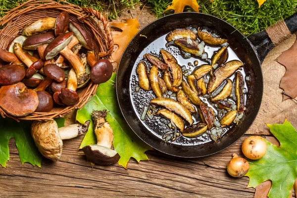 Verse wilde paddestoelen gebakken in een pan — Stockfoto