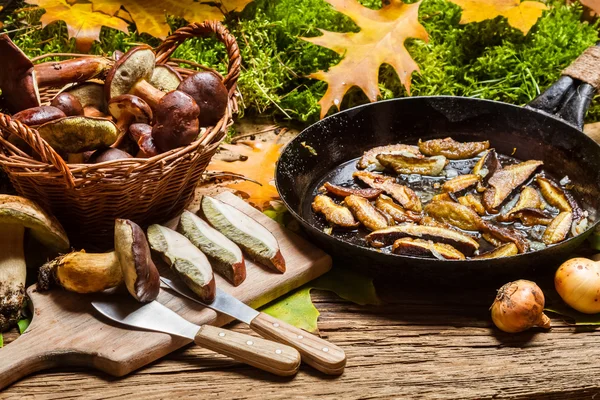 Fresh wild mushrooms fried in a pan — Stock Photo, Image