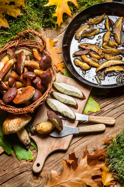 Funghi selvatici freschi fritti in una pentola — Foto Stock