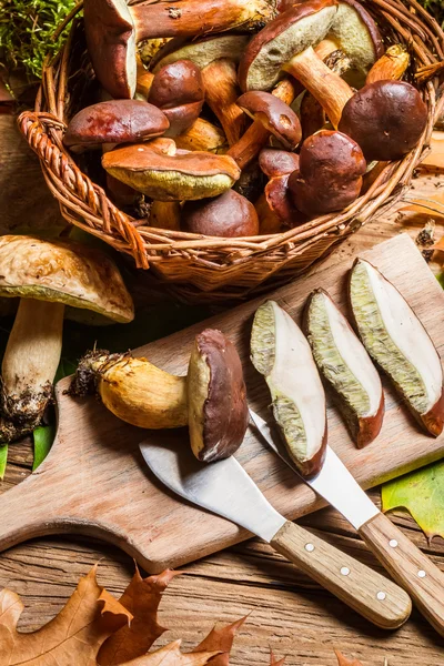 Verse wilde paddestoelen gebakken in een pan — Stockfoto