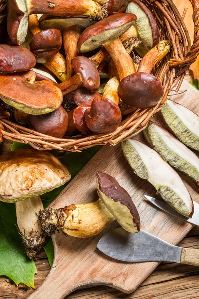 Funghi selvatici freschi fritti in una pentola — Foto Stock