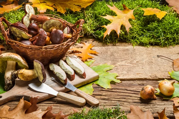 Champignons sauvages frais frits dans une poêle — Photo