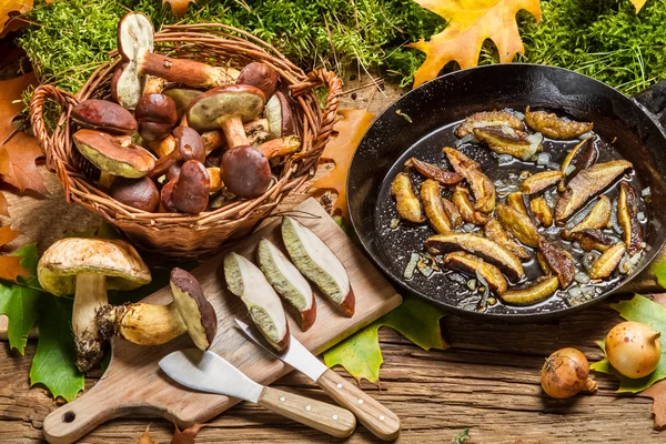 Verse wilde paddestoelen gebakken in een pan — Stockfoto