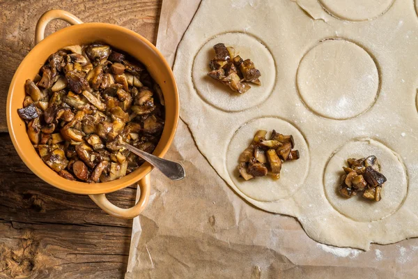 Primer plano de Cocinar albóndigas caseras con champiñones — Foto de Stock