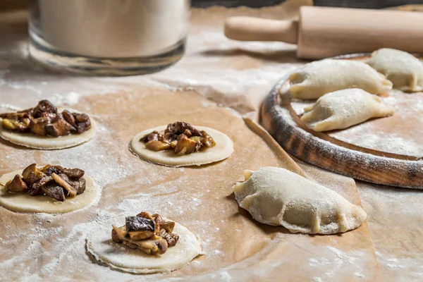 Close-up van zelfgemaakte dumplings met paddestoelen — Stockfoto