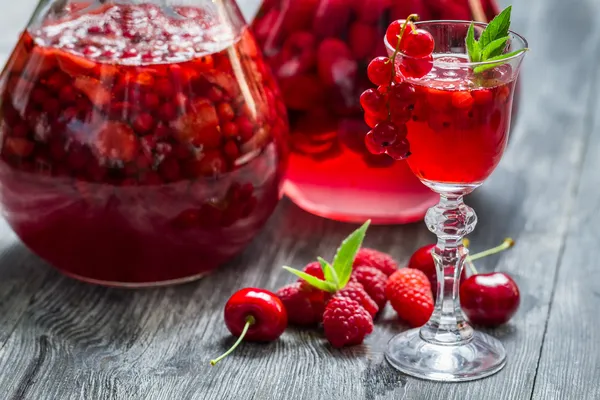 Closeup of liqueur made of wild berries and mint — Stock Photo, Image
