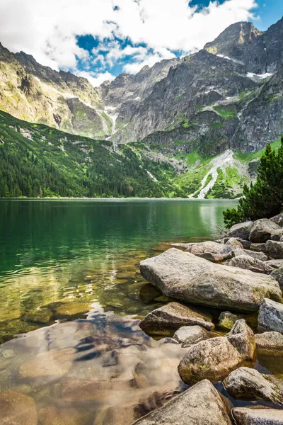 산에서 맑은 물과 아름 다운 호수 — 스톡 사진