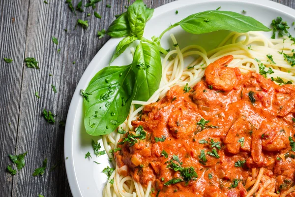 Spaghetti bolognese con frutti di mare e basilico — Foto Stock