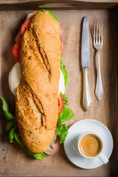 Pequeno-almoço italiano com café expresso e sanduíche — Fotografia de Stock