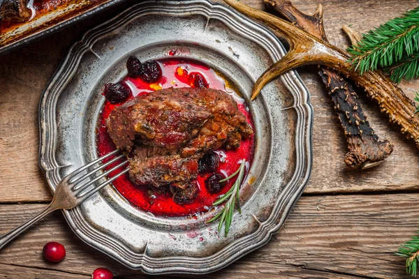 Wild met cranberry saus geserveerd — Stockfoto