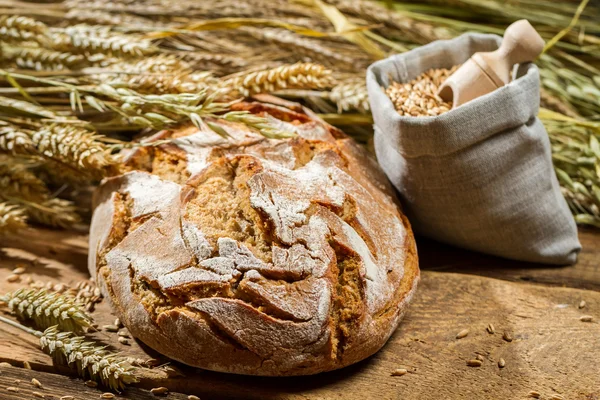 Kepekli ekmek eski ahşap tablo — Stok fotoğraf
