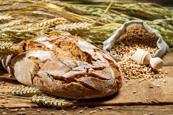Pane integrale su vecchio tavolo di legno — Foto Stock