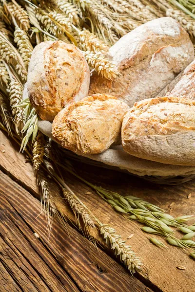 Closeup de pães feitos de farinha de trigo integral em cesto — Fotografia de Stock