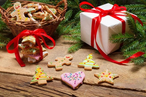 Preparación de galletas de jengibre como regalo en mesa de madera vieja —  Fotos de Stock