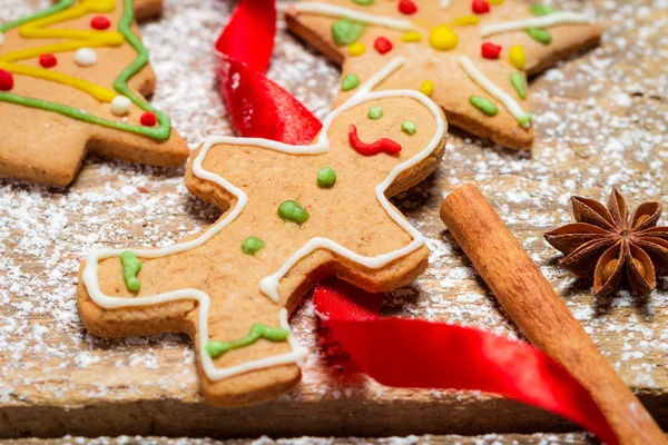 Gingerbread man op een rood lint — Stockfoto