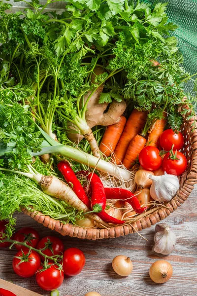 Zbliżenie kosz ze świeżych warzyw — Zdjęcie stockowe