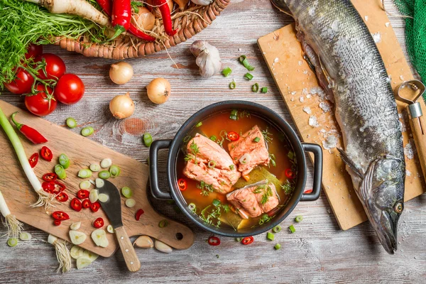 Pesce e verdure appena pescate per gli ingredienti della zuppa — Foto Stock