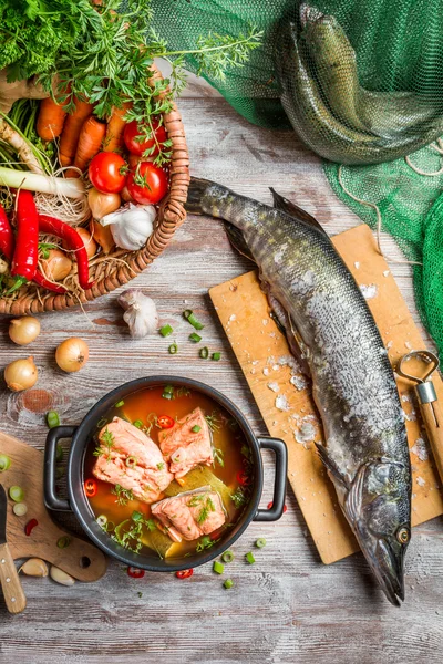 Pesce e verdure appena pescate per gli ingredienti della zuppa — Foto Stock