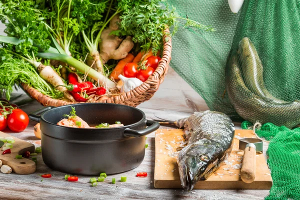 Frisch gefangener Fisch und Gemüse für Suppenzutaten — Stockfoto