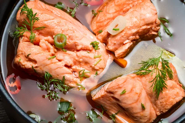 Close-up van zalm soep gekruid met dille en bieslook — Stockfoto