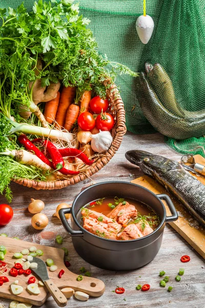 獲れた新鮮な魚と野菜のスープの材料 — ストック写真