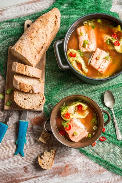 Vis soep gekruid met dille en Chili peper — Stockfoto