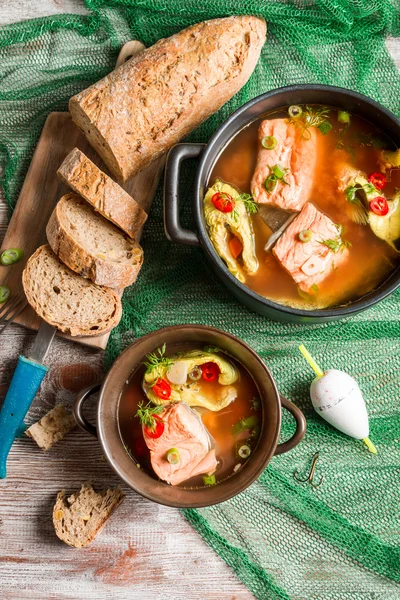 Vis soep gekruid met dille en Chili peper — Stockfoto
