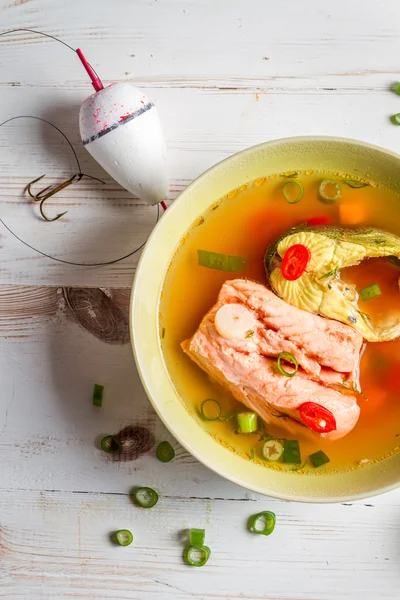 Zalm soep met bieslook en Chili peper — Stockfoto