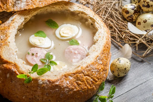 Saure Suppe mit Wurst und Eiern — Stockfoto