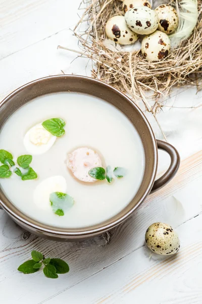 Primo piano della zuppa servita con uova — Foto Stock