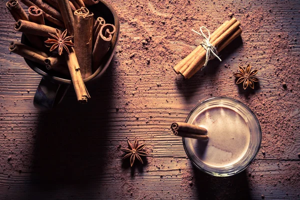 Крупним планом какао зі смаком молока та кориці — стокове фото
