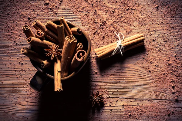 Closeup of cinnamon bark in brown cup — Stock Photo, Image