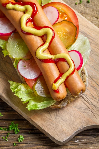 Primer plano de hot dog fresco con mostaza y ketchup —  Fotos de Stock