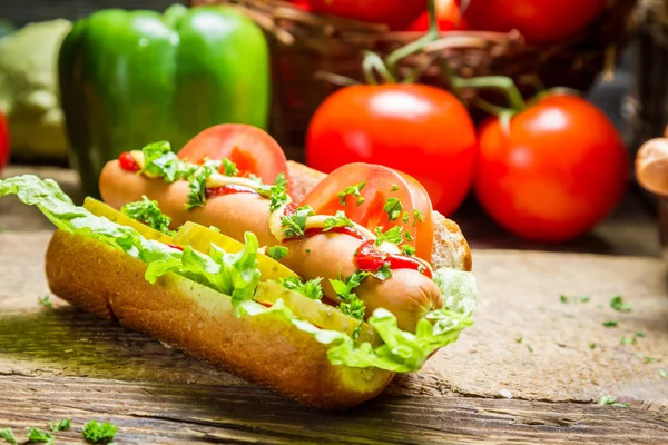 Fechar-se de cachorro quente caseiro com um monte de legumes — Fotografia de Stock