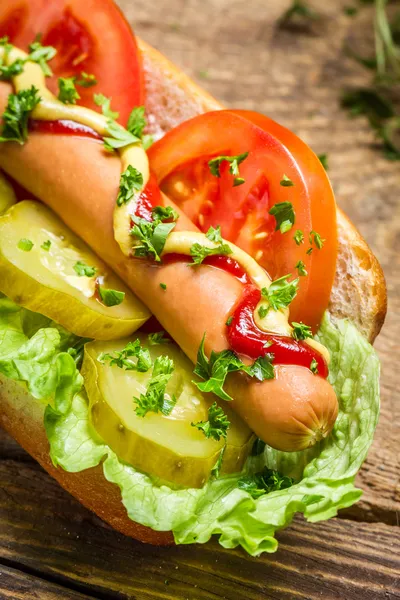 Hot dog fatto in casa con un sacco di verdure — Foto Stock