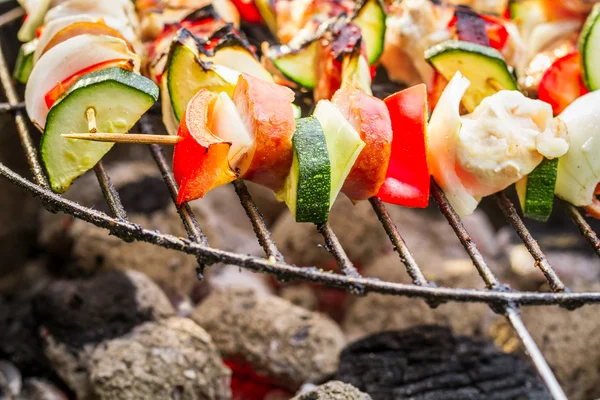 Primer plano de brochetas calientes en la rejilla —  Fotos de Stock