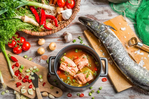 Свежая рыба и овощи для здорового супа — стоковое фото