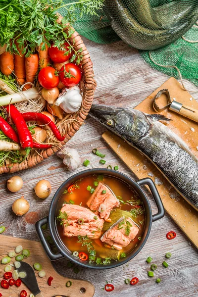 Čerstvé ryby a zelenina pro zdravou polévku — Stock fotografie