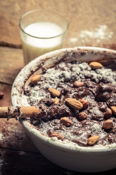 Primo piano di cioccolato fatto in casa con noci — Foto Stock