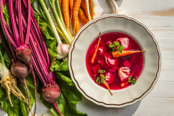 Beetroot soup with fresh vegetables — Stock Photo, Image