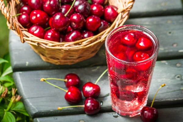 Jugo fresco de cerezas dulces y hielo —  Fotos de Stock