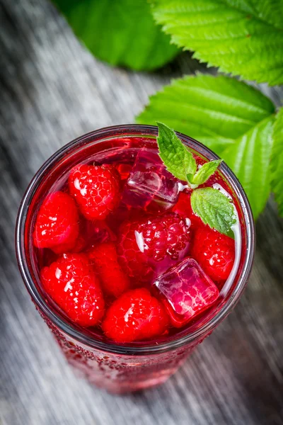 与新鲜树莓和冰果汁的特写 — 图库照片