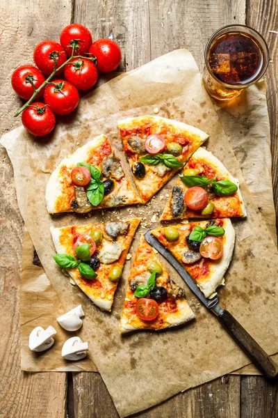 Varm pizza serveras med en kall drink — Stockfoto