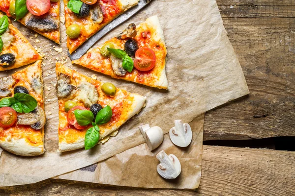 Nahaufnahme auf einer frisch geteilten Pizza — Stockfoto