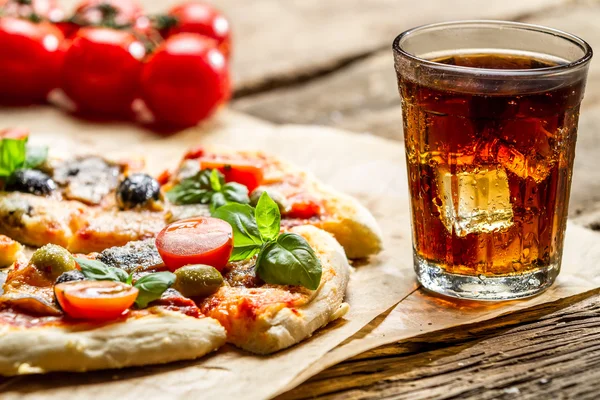 Gebakken pizza en geserveerd met koud drankje — Stockfoto