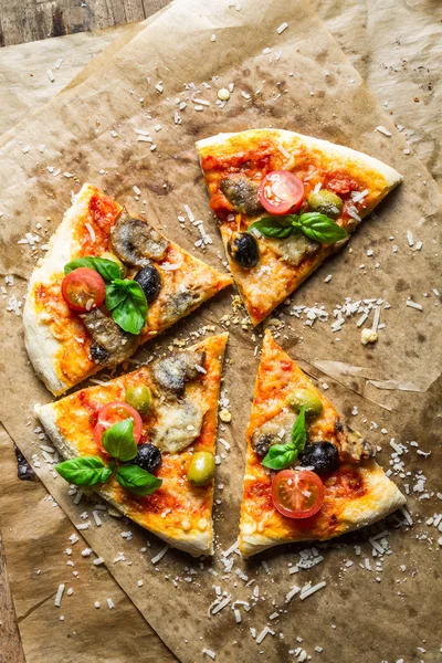 Hausgemachte Pizza mit Pilzen auf Backpapier — Stockfoto