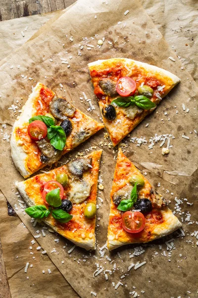 Pizza maison aux champignons sur papier cuisson — Photo