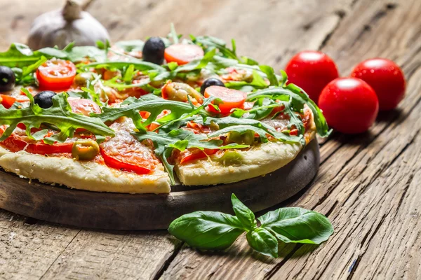 Freshly baked pizza with basil and tomatoes — Stock Photo, Image